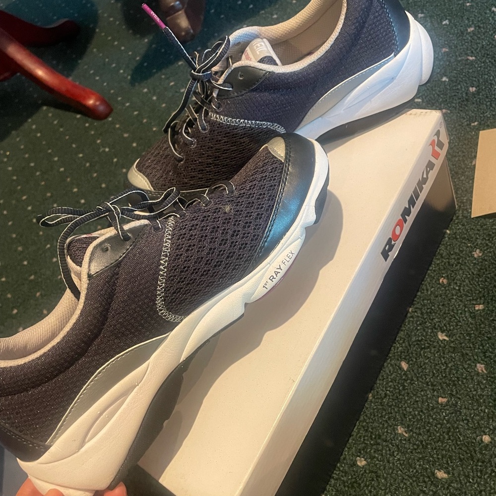 Brand new. Size 8. Tennis shoes